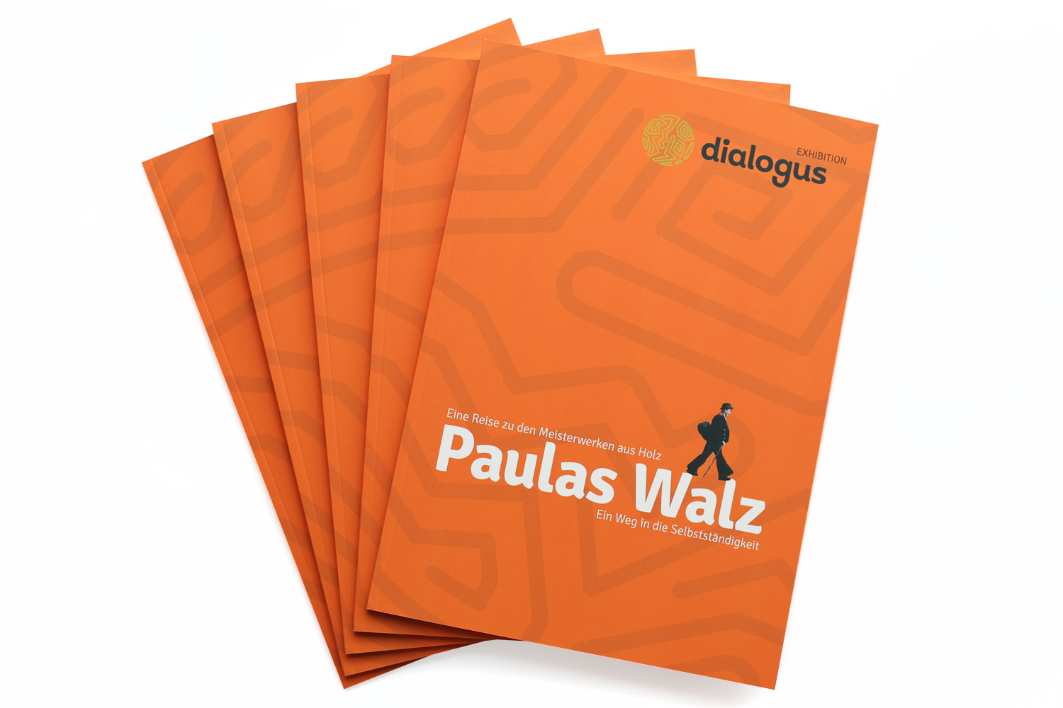 Broschüren der Neukonzeption „Paulas Walz. Eine Reise zu den Meisterwerken aus Holz.“